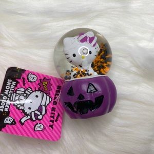 rare halloween hello kitty mini snow globe